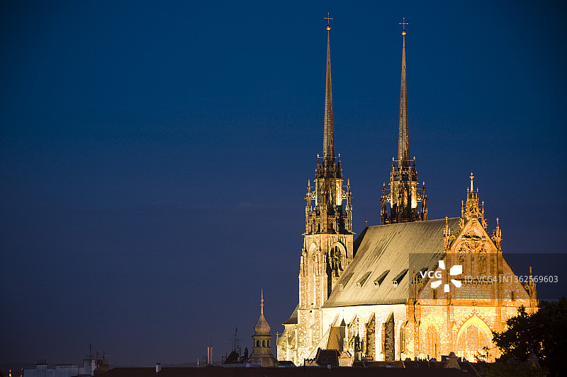 捷克共和国南摩拉维亚地区布尔诺的彼得罗夫大教堂夜景图片素材