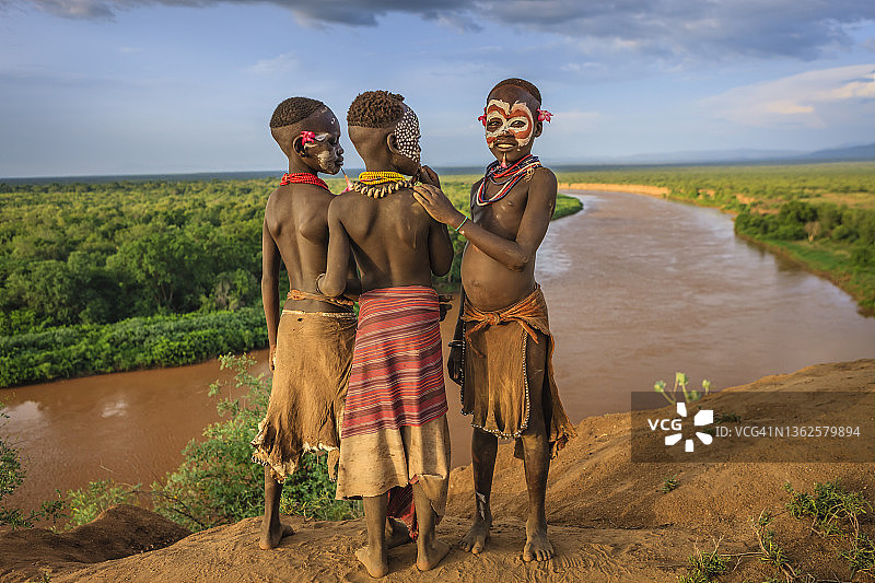 来自非洲埃塞俄比亚卡罗部落的年轻男孩图片素材