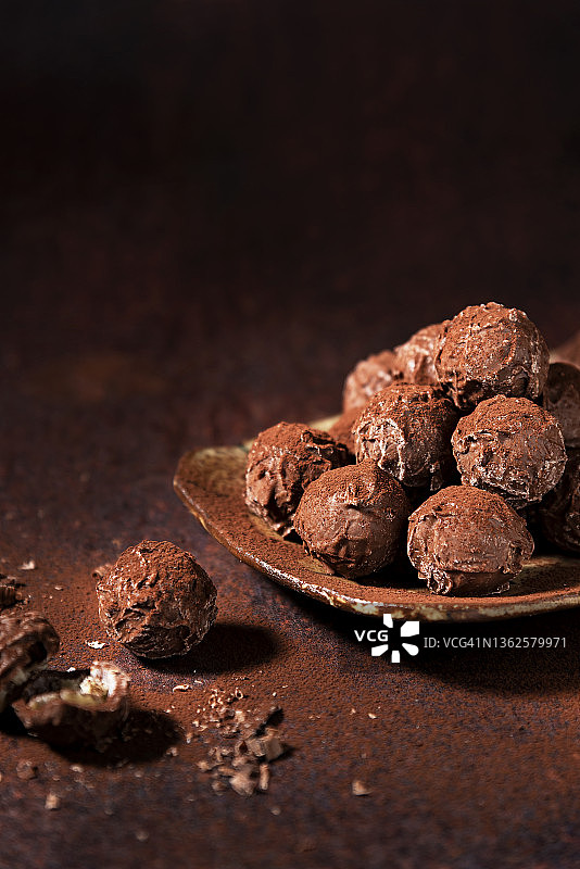 棕色背景下的巧克力松露图片素材