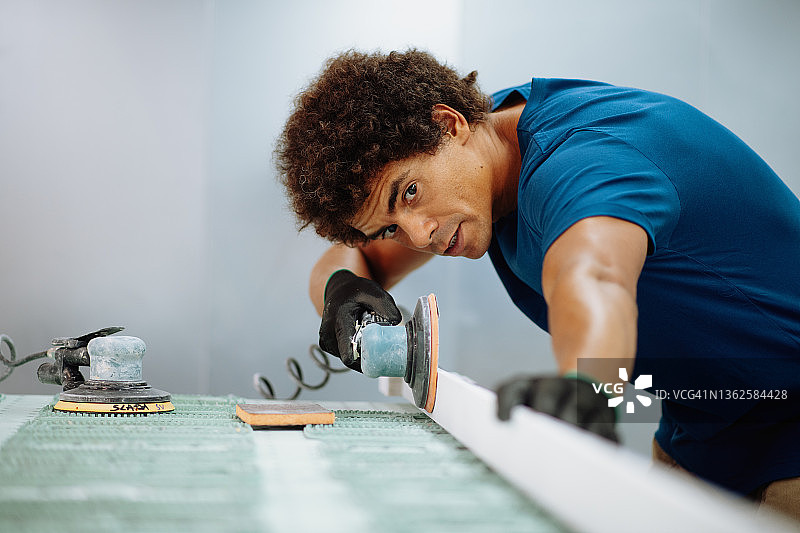 工厂里的蓝领工人图片素材