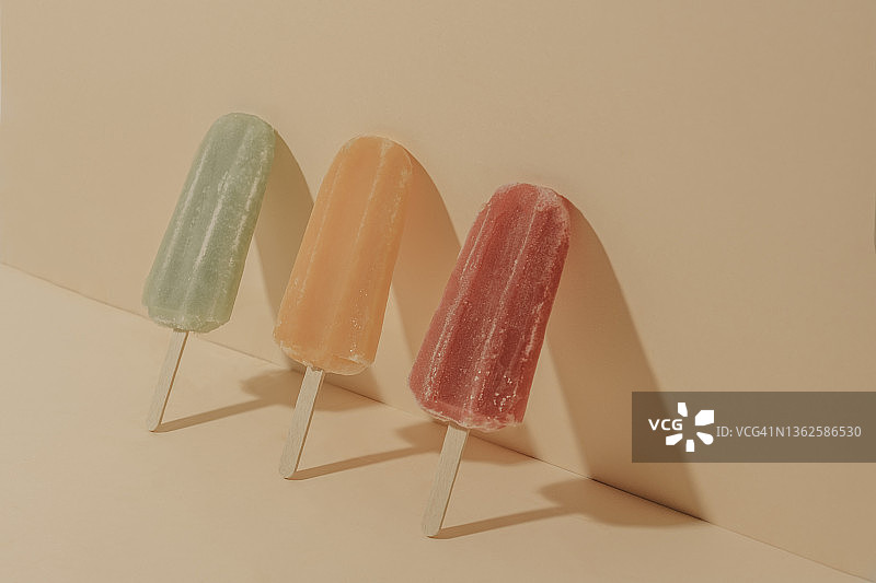 三种口味的冰棒：绿、橙、红图片素材