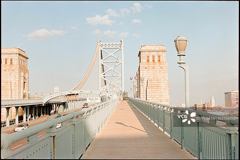 以新泽西州卡姆登为背景的本·富兰克林桥图片素材