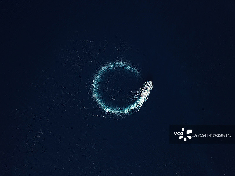 深蓝色海洋中摩托艇盘旋的航拍图片素材