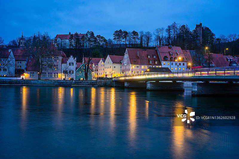 莱希河畔兰茨贝格市的城市灯光在蓝色时刻的迷人倒影图片素材