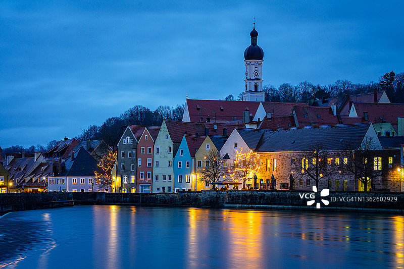 莱希河畔兰茨贝格市的城市灯光在蓝色时刻的迷人倒影图片素材