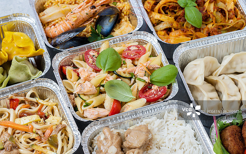 外卖配送，含饺子、鸡肉面、鸡肉饭、三文鱼意面、沙拉三明治等铝制午餐盒图片素材