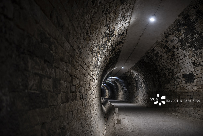 手持相机拍摄的，带有环境光的黑暗隧道图片素材
