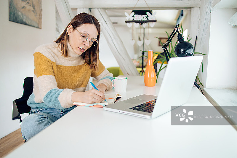 年轻女人在家办公享受在线工作图片素材