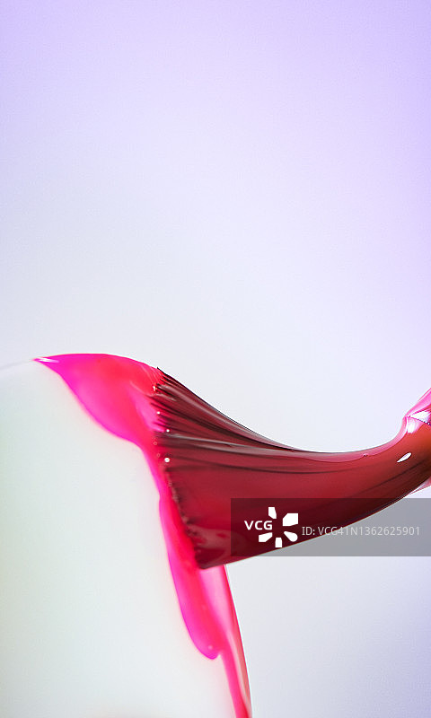 在指甲上涂抹红色指甲油图片素材