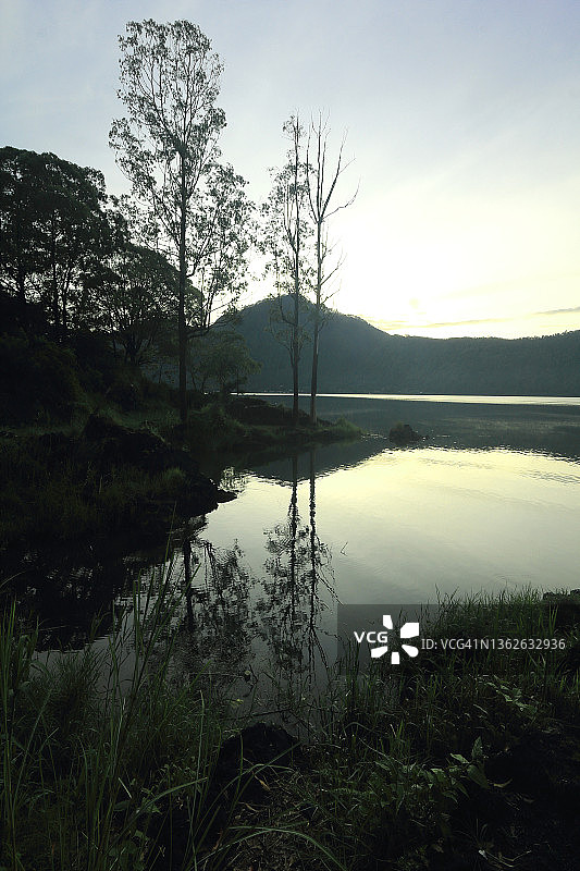 巴厘岛金塔马尼巴图尔湖的晨光图片素材
