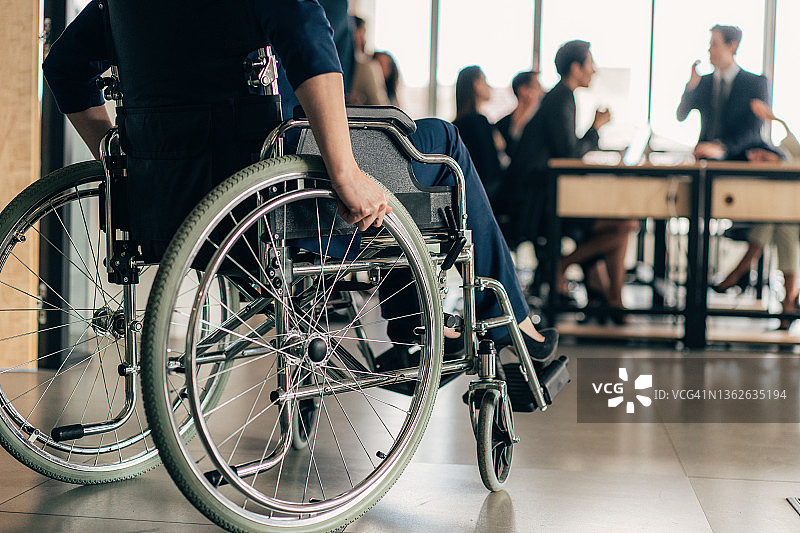 办公室内的轮椅通道图片素材