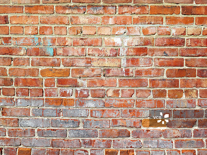 蒙特利尔的空旷旧砖墙，带有油漆痕迹和阳光图片素材