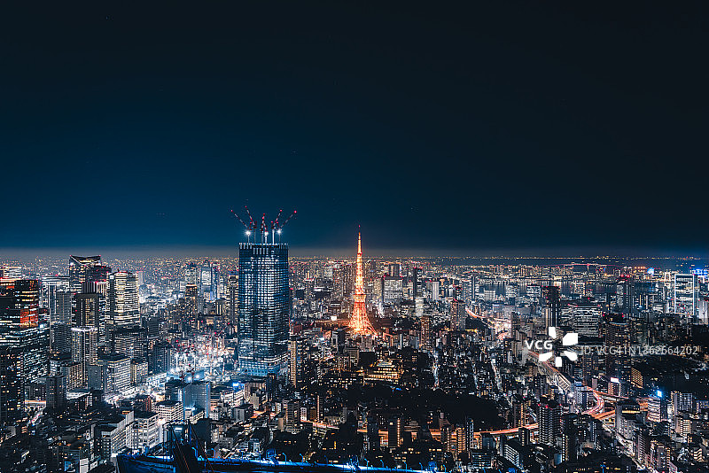 俯瞰东京夜间天际线图片素材