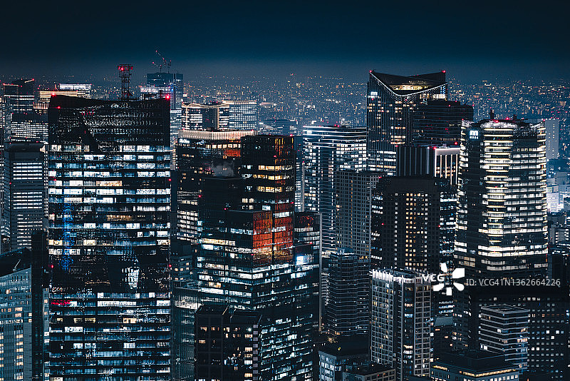 俯瞰东京夜间天际线图片素材