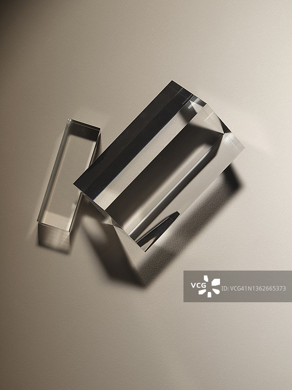 米色纸背景上的有机玻璃抽象几何形状，巴黎，2021年12月图片素材