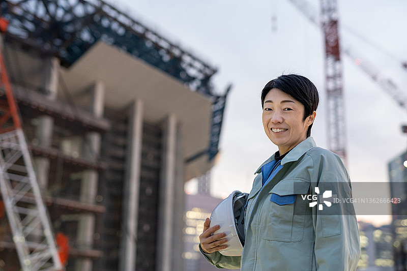 在建筑工地工作的女承包商图片素材