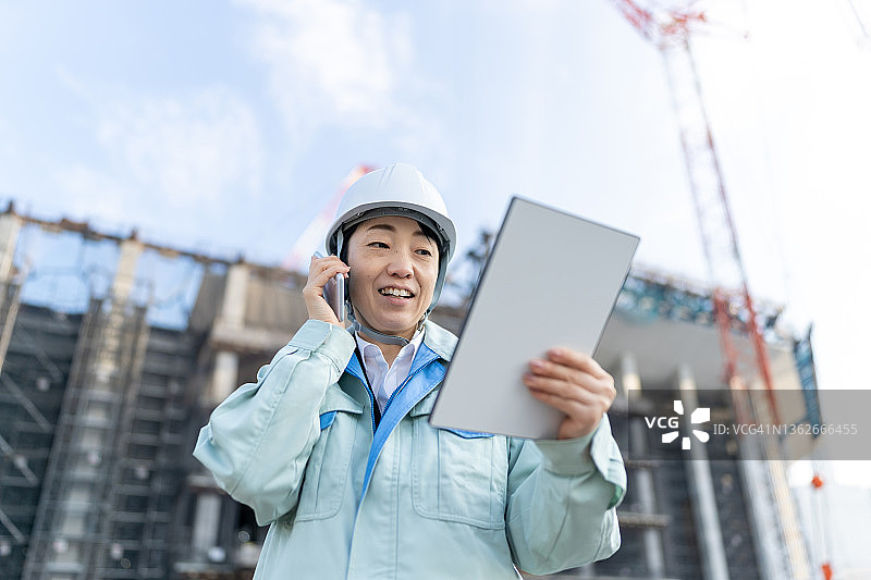 在建筑工地工作的女承包商图片素材
