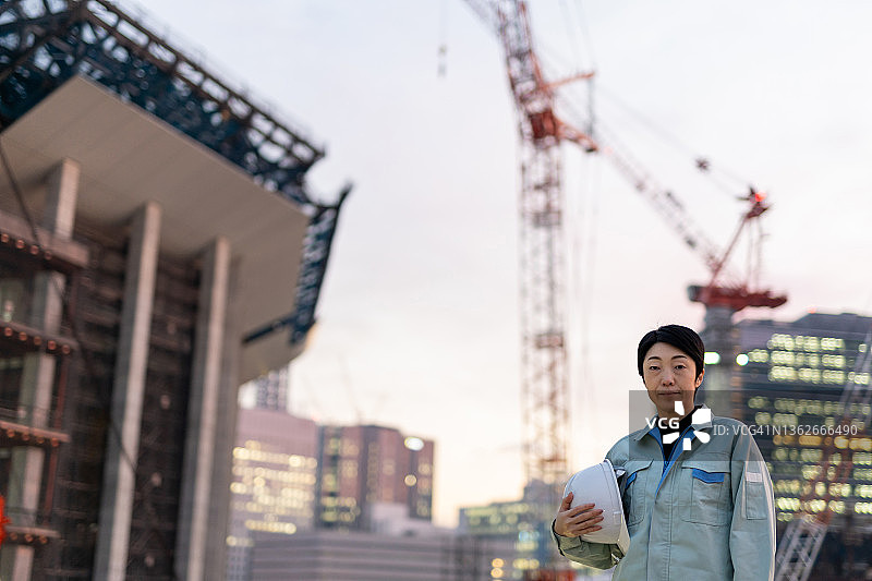 在建筑工地工作的女承包商图片素材