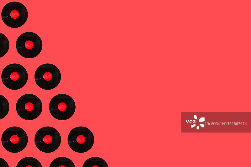 红色背景上的红色标签黑色黑胶唱片图案：音乐、迪斯科、复古概念图片素材