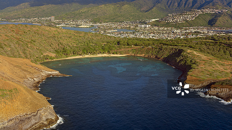 哈瑙马湾火山口及附近景色图片素材