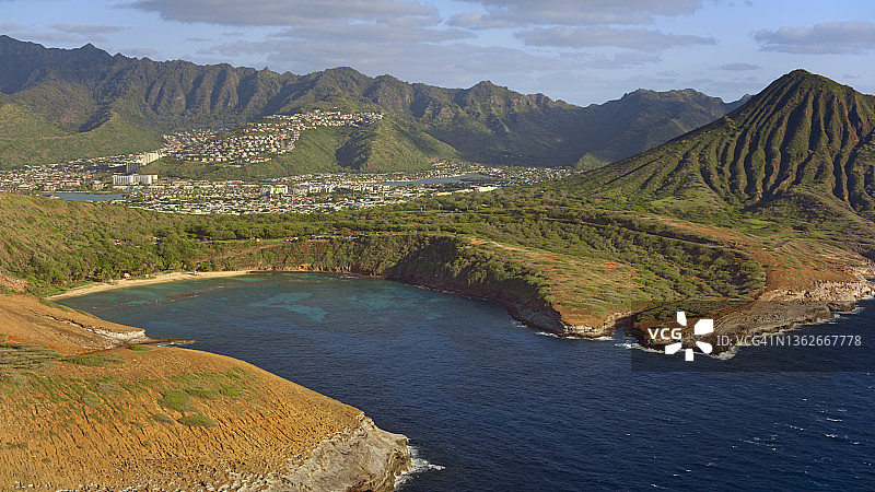 可可火山口和哈瑙马湾火山口的景色图片素材