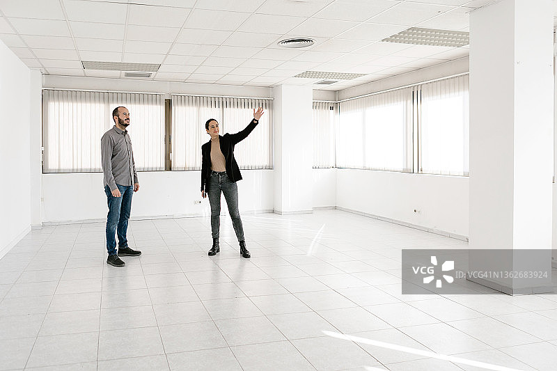 女房地产经纪人向商人展示出租的新办公空间图片素材