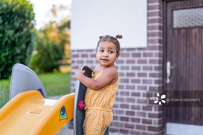 在滑梯上的小女孩图片素材