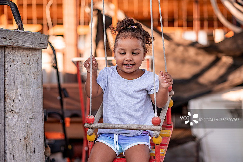 荡秋千的可爱小女孩图片素材