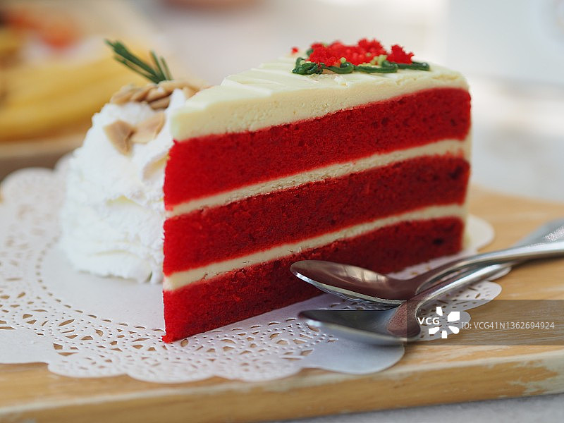红丝绒奶油生日蛋糕图片素材
