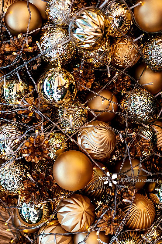 圣诞节圣诞树上的照明装饰特写图片素材