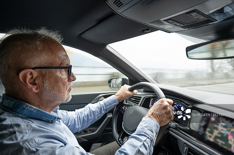 年长的男人驾驶现代汽车图片素材