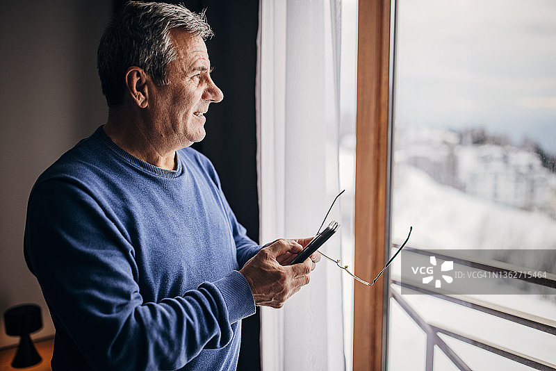 一位老人正在使用智能手机图片素材