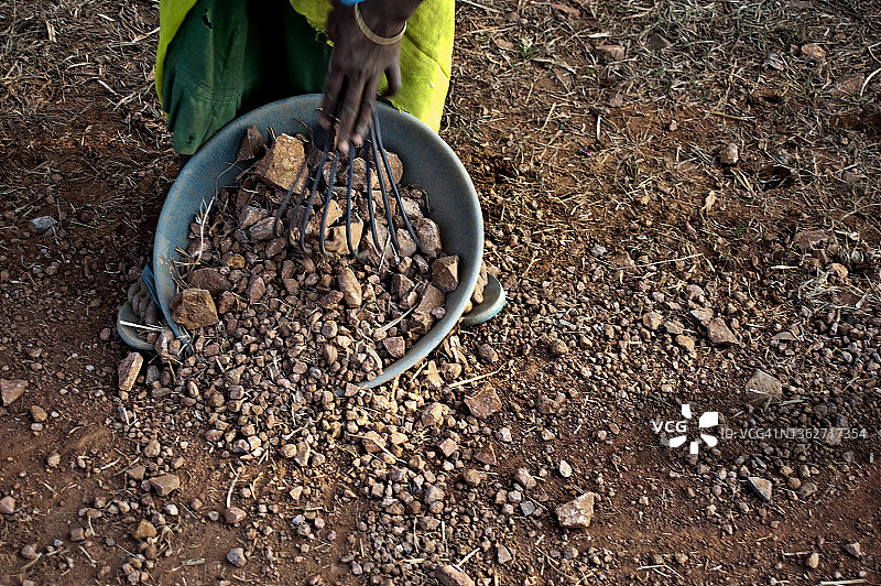 在印度乡村修路的女工图片素材