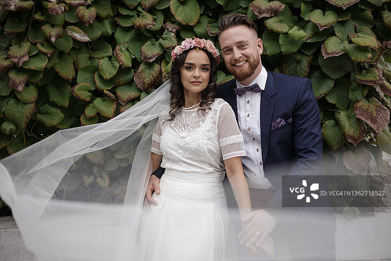 快乐优雅的新婚夫妇户外肖像图片素材