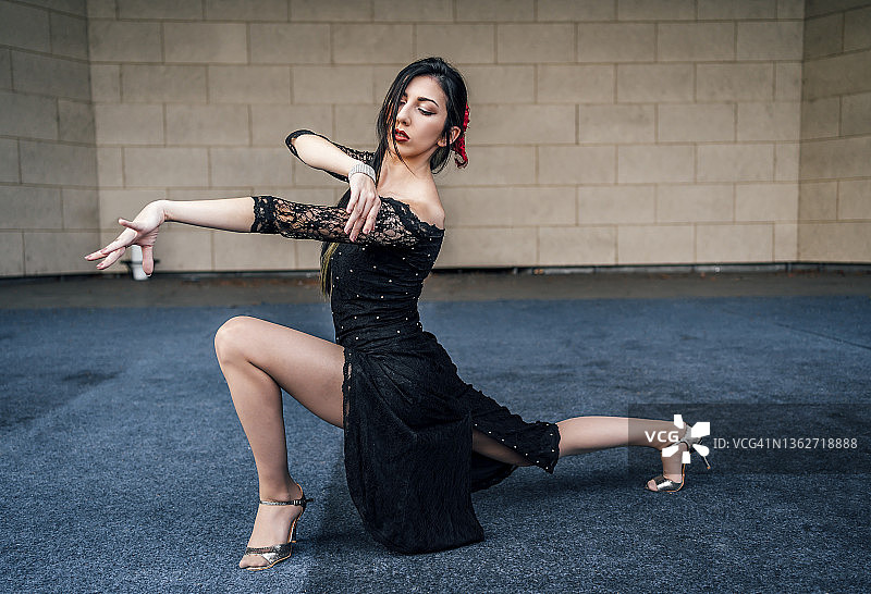 年轻女舞蹈演员图片素材