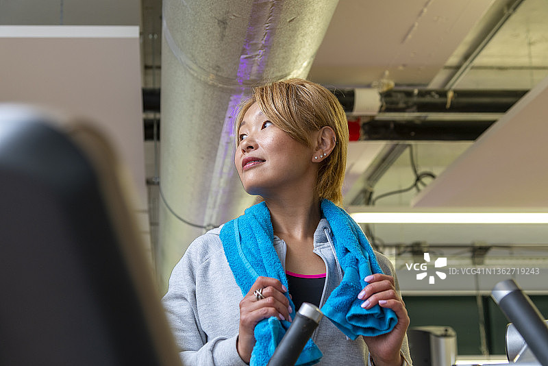健身房里的日本女人肖像图片素材