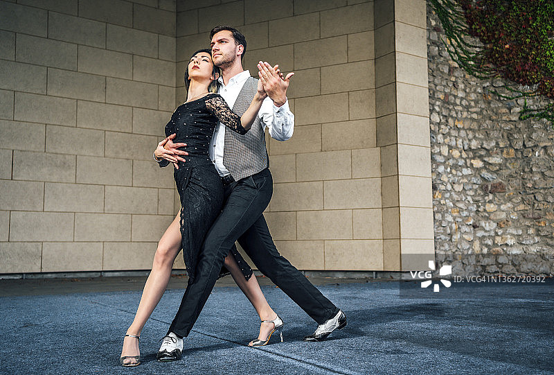 男女在舞台上跳舞图片素材