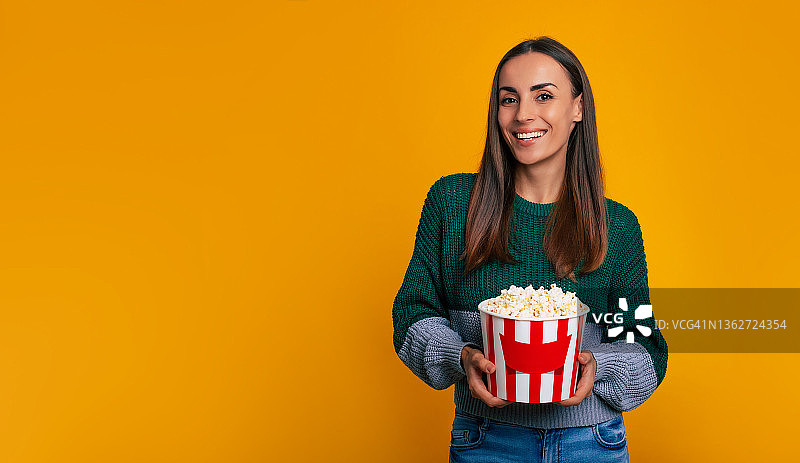电影院里的年轻女子抱着爆米花图片素材