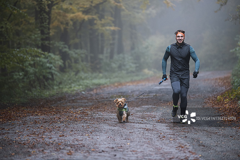 和我的狗一起慢跑图片素材