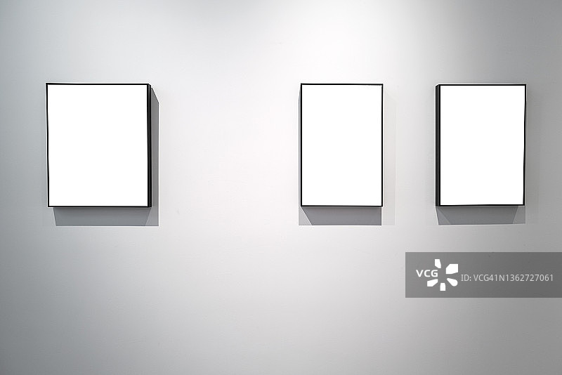 白色墙壁上的三个相框图片素材