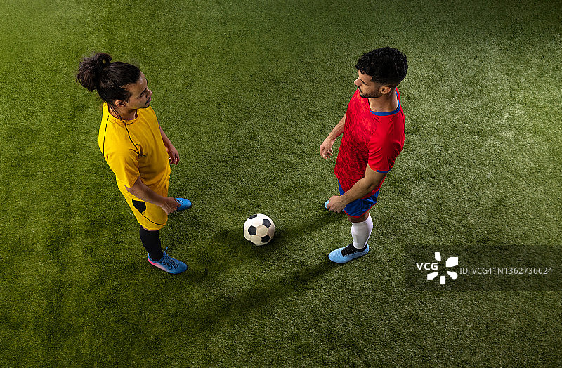 足球运动员草地运动高视角图片素材