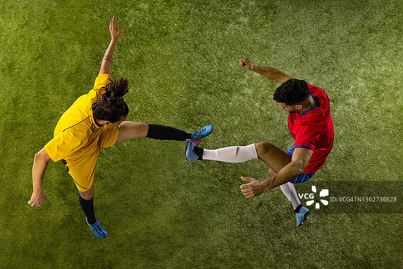 足球运动员草地运动高视角图片素材