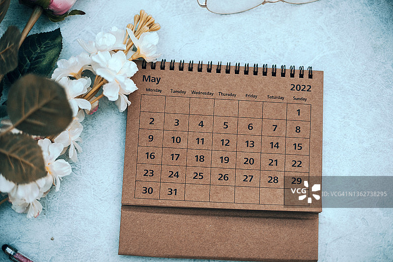 白色背景上的鲜花5月日历图片素材