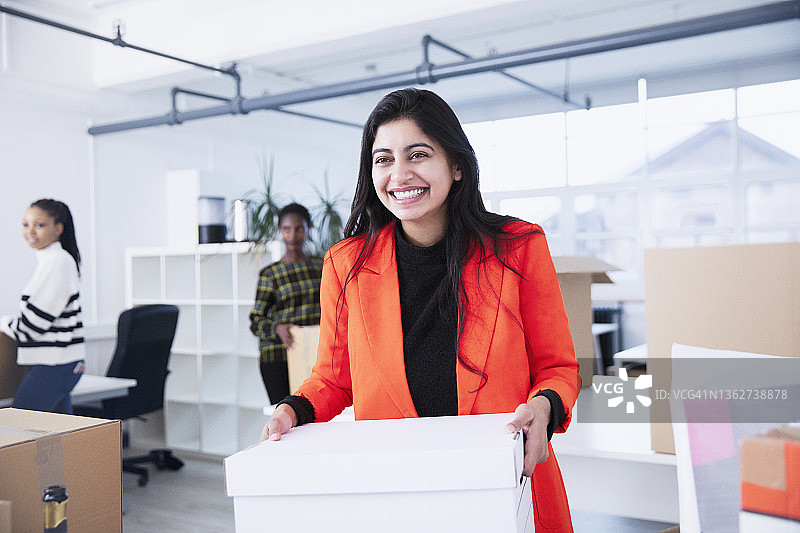 自信的女商人搬进新办公室肖像图片素材