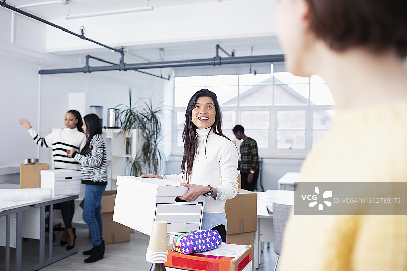 商界女性搬进新办公室图片素材