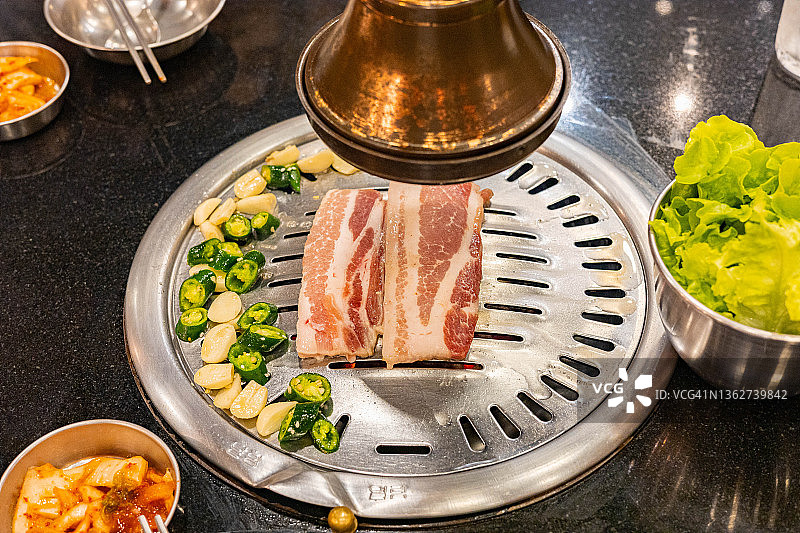 韩式烤肉和配菜特写图片素材