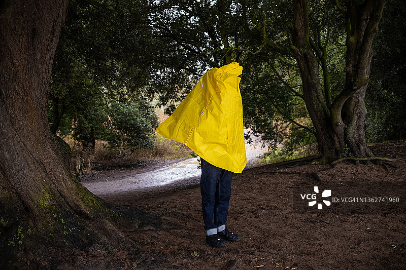 穿着亮黄色外套的男人图片素材