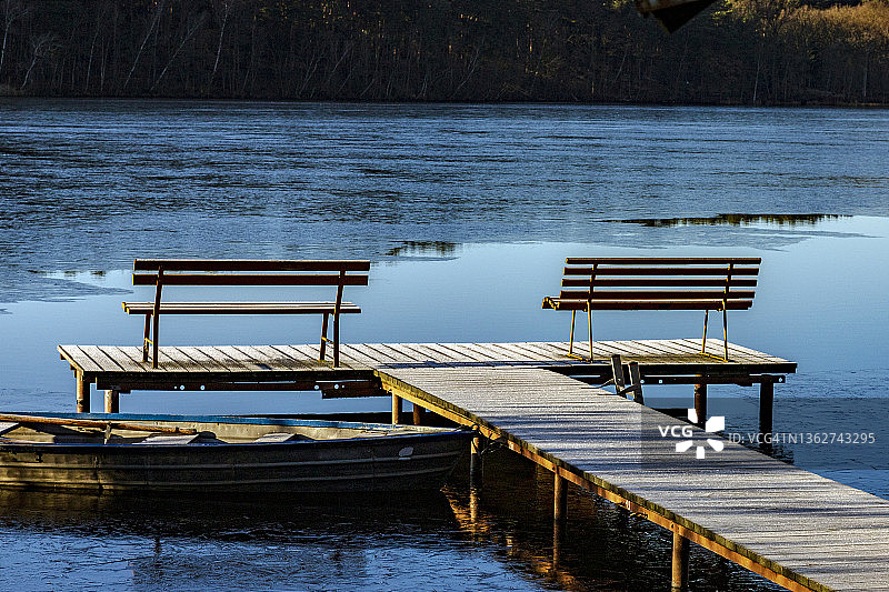 德国勃兰登堡湖上的码头图片素材