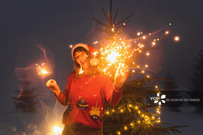 一位快乐的女士在庆祝圣诞节图片素材
