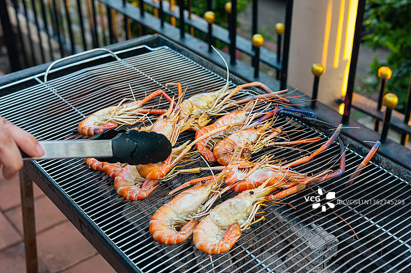 烧烤架上的新鲜捕获的对虾图片素材